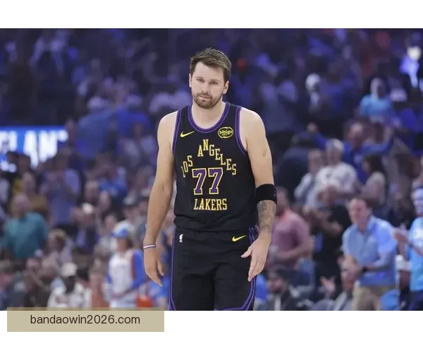 东契奇腿筋拉伤真因揭晓 湖人将帅回应伤病 詹姆斯强调健康是最重要财富